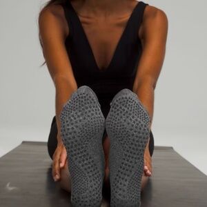 Lululemon Yoga Socks Gripped Bottoms grey women’s size small